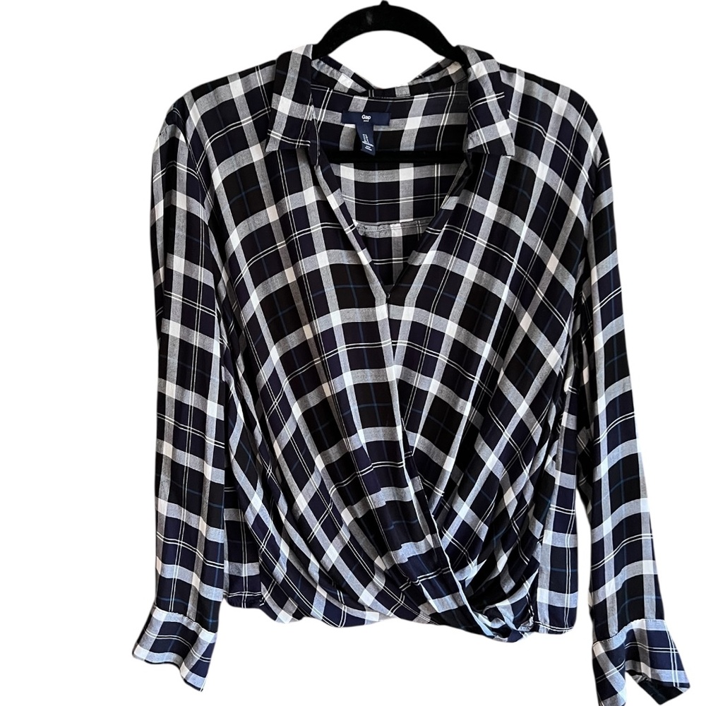 GAP Long Sleeve Wrap Top Navy Plaid Sits at hip w elastic bottom Hem snap close